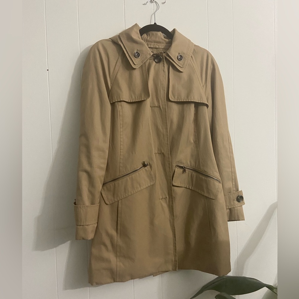 LONDON FOG HOODED TRENCH COAT- XS TAN IN EXCELLENT CONDITION. BUTTON DOWN/BELTED